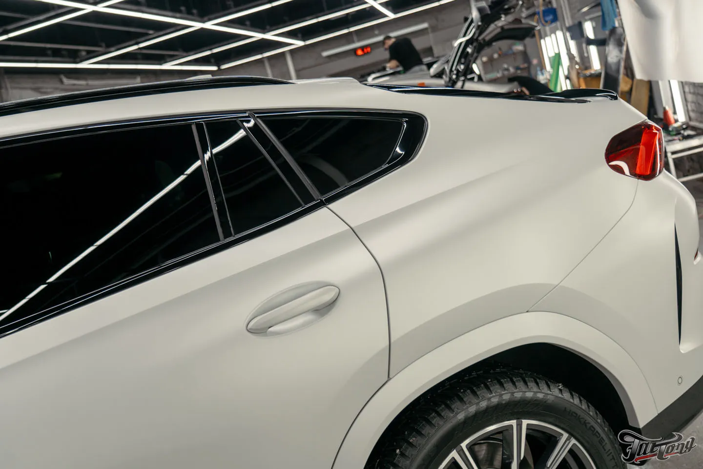 Оклеили BMW X6 матовым полиуретаном и покрыли керамическим составом, защитили глянец в салоне, почистили кожу и обработали ее керамикой